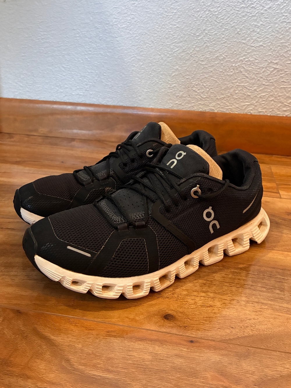 On Cloud 5 Women’s Athletic Running Sneaker Shoes, black & white - size 6.5